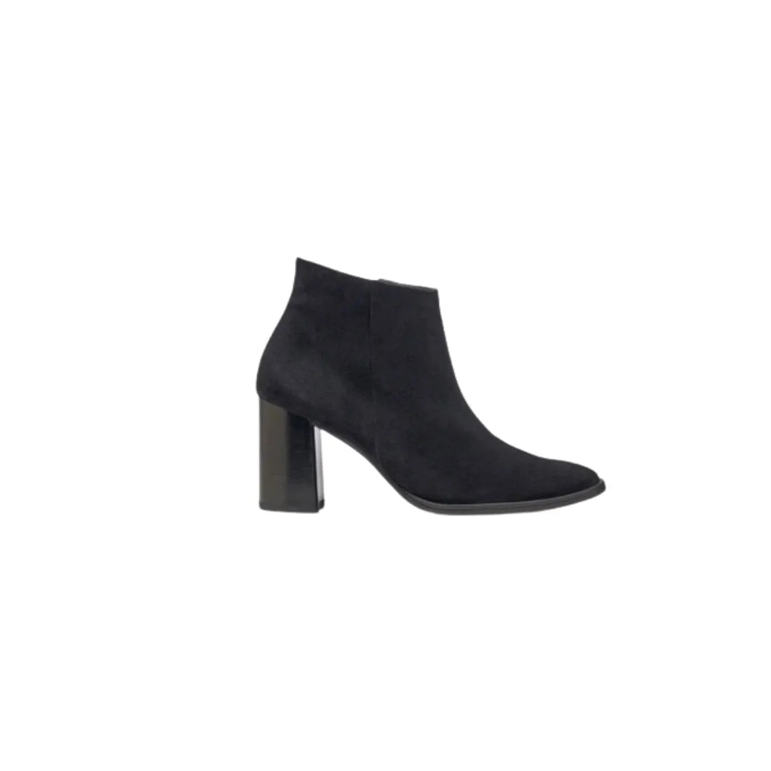 Winn Boot Black Soft Suede